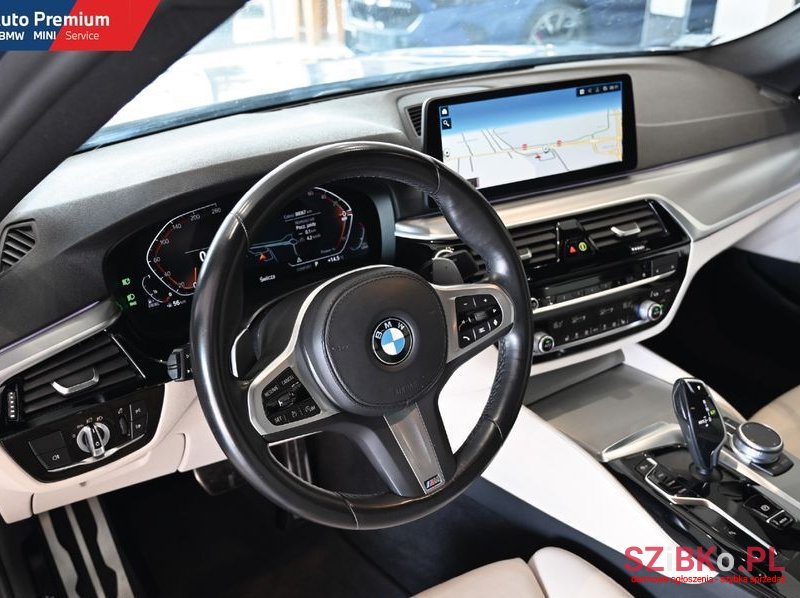 2021' BMW 5 Series 520D Xdrive M photo #3