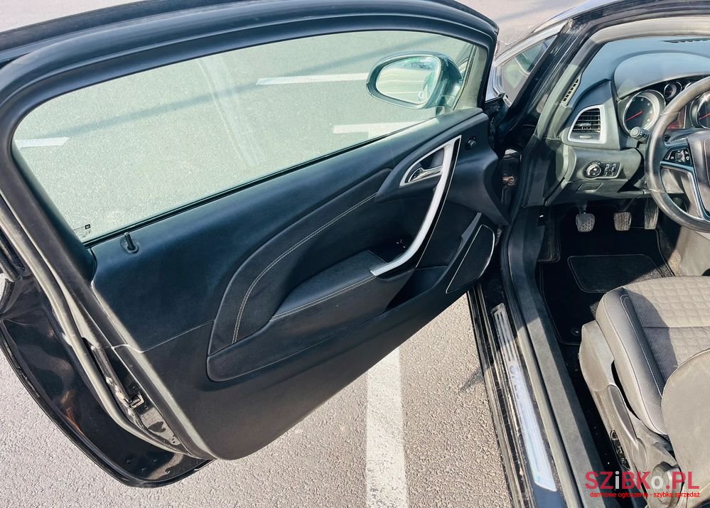 2011' Opel Astra photo #5