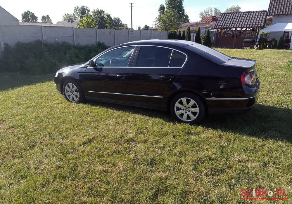 2005' Volkswagen Passat photo #2