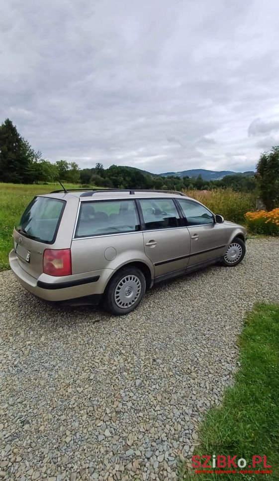 2004' Volkswagen Passat photo #3