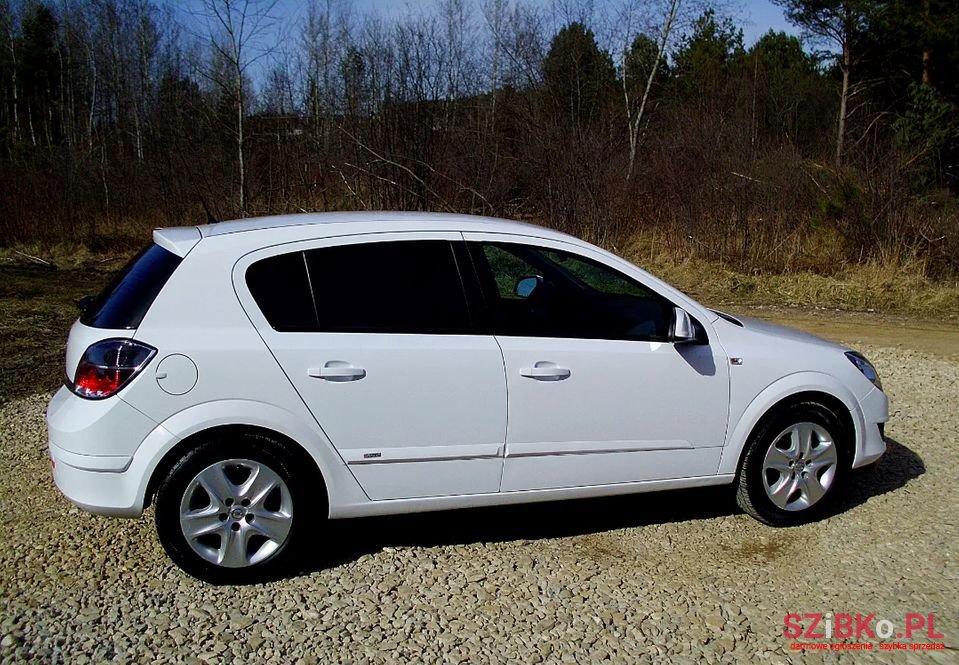 2011' Opel Astra photo #3