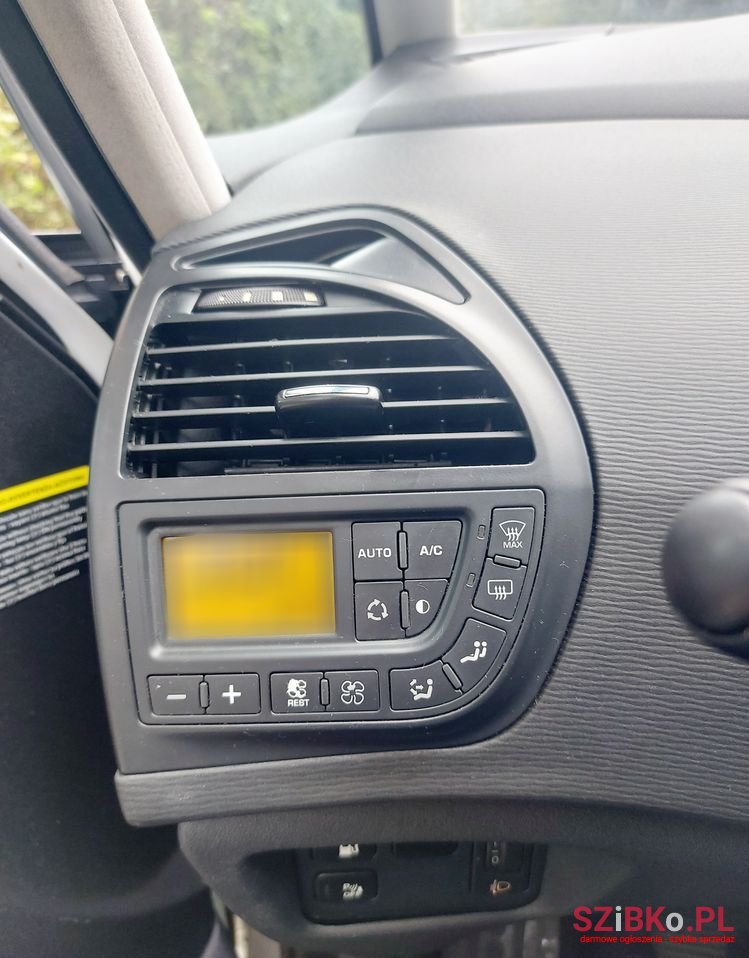 2010' Citroen C4 Picasso photo #6