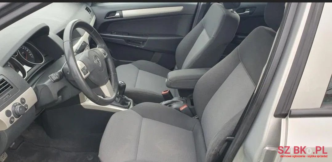 2008' Opel Astra photo #4