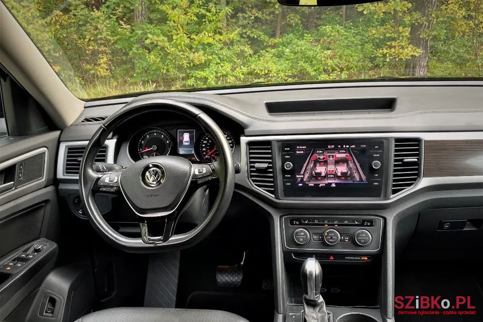 2019' Volkswagen Touareg photo #4