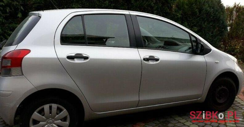 2011' Toyota Yaris photo #1