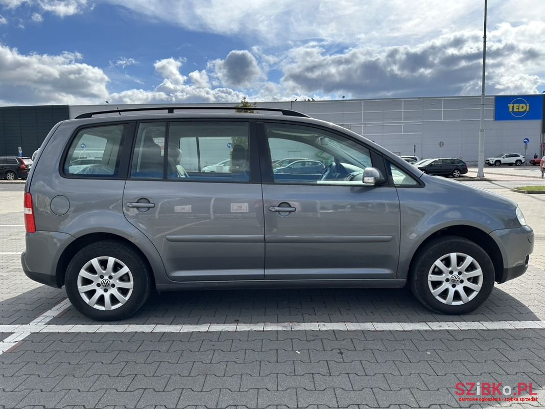 2005' Volkswagen Touran photo #2