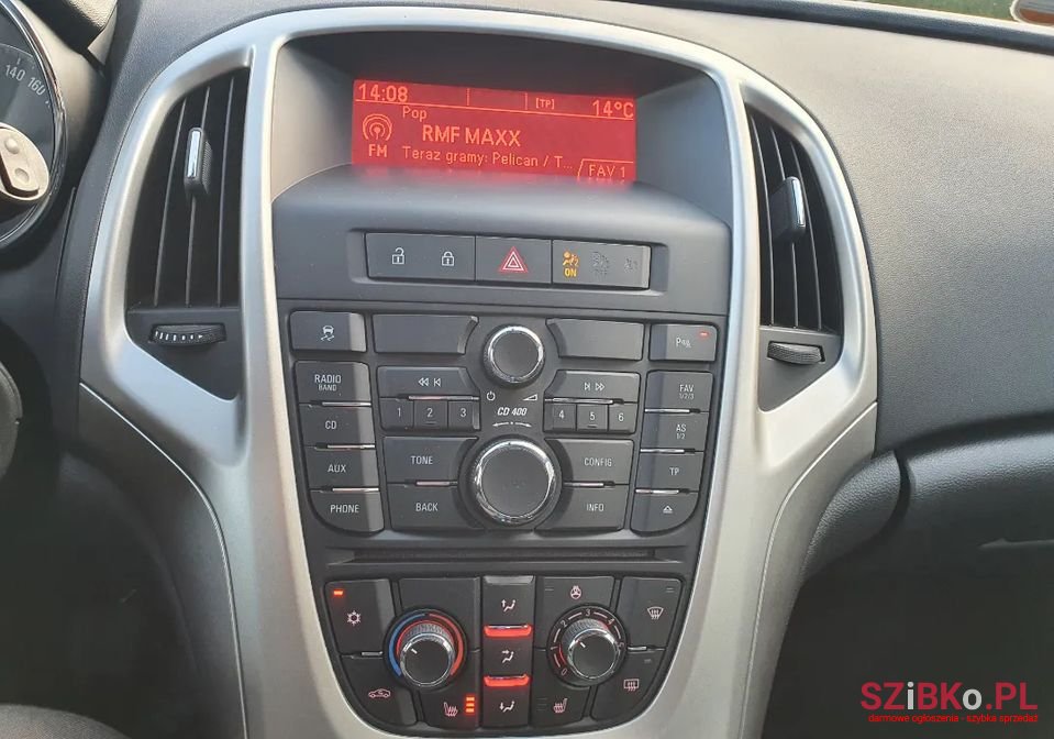 2011' Opel Astra photo #2