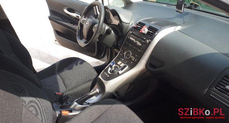 2011' Toyota Auris photo #1