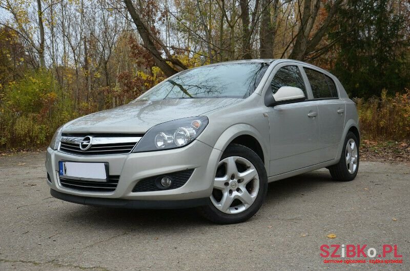 2011' Opel Astra photo #2