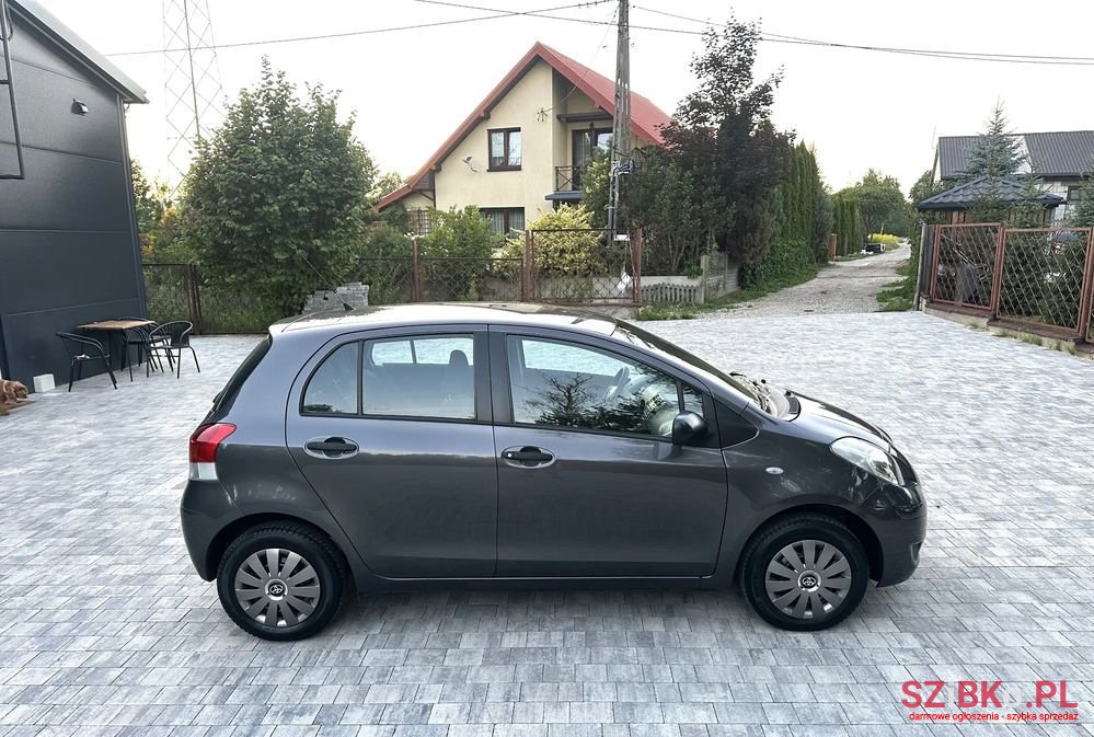 2009' Toyota Yaris 1.0 Luna A/C photo #2