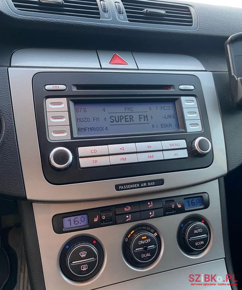 2006' Volkswagen Passat photo #2