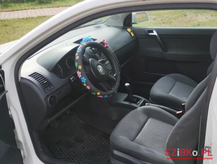2005' Volkswagen Polo photo #2