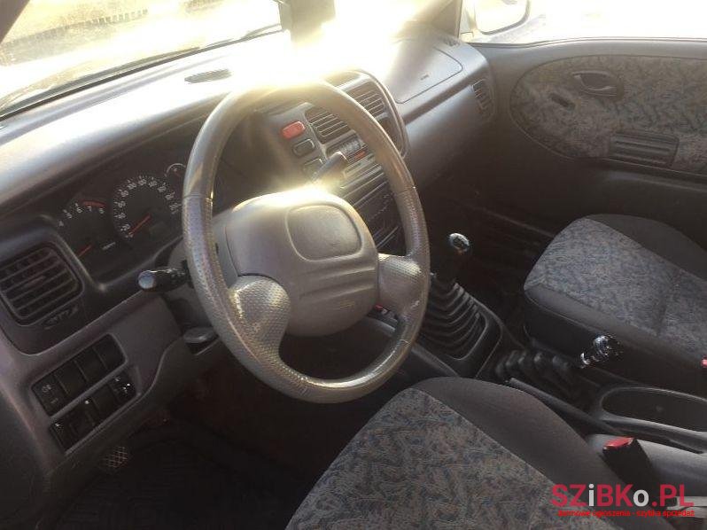 2003' Suzuki Grand Vitara photo #2