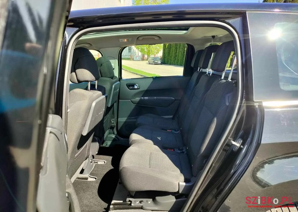 2010' Peugeot 5008 photo #6