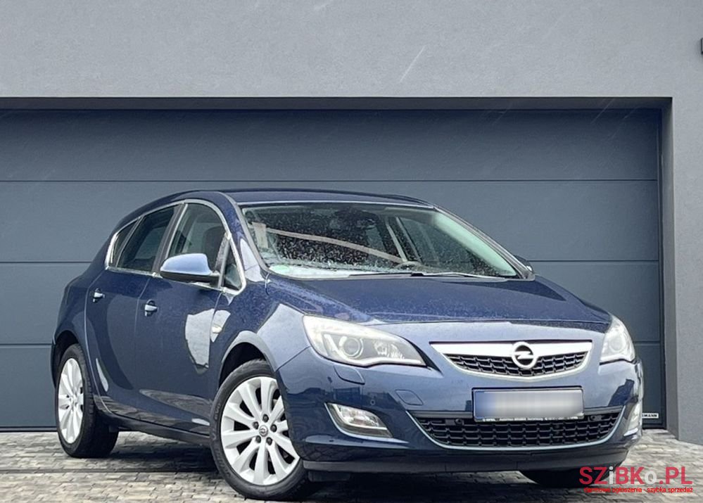 2010' Opel Astra photo #1