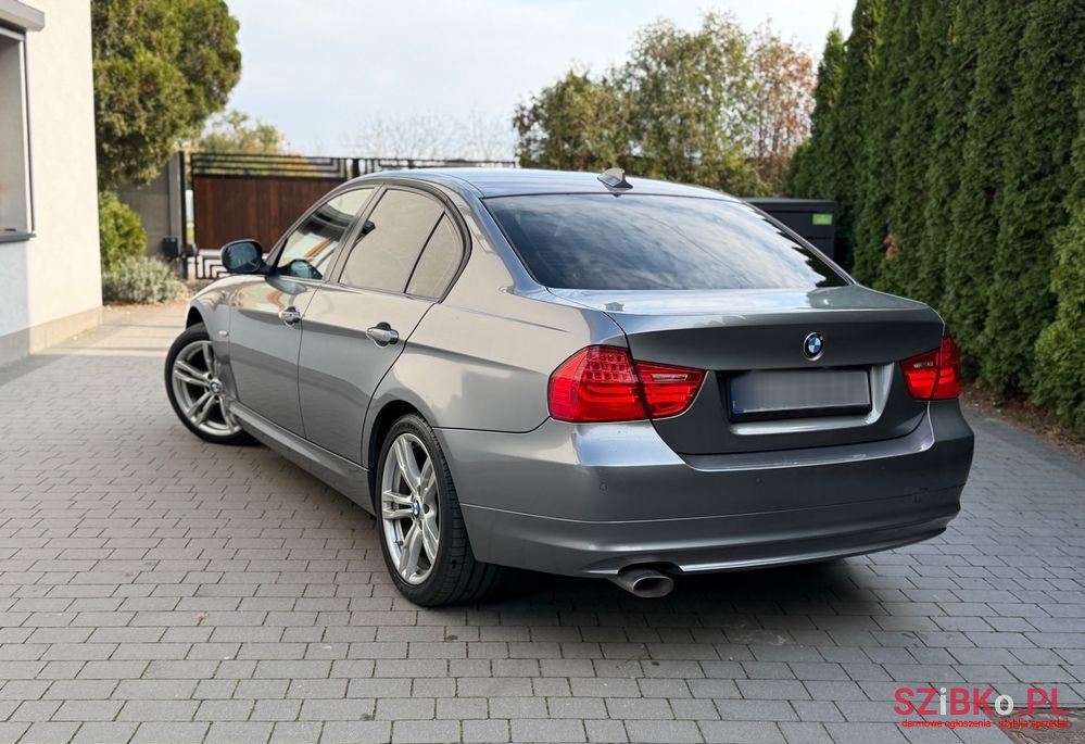 2011' BMW 3 Series photo #4