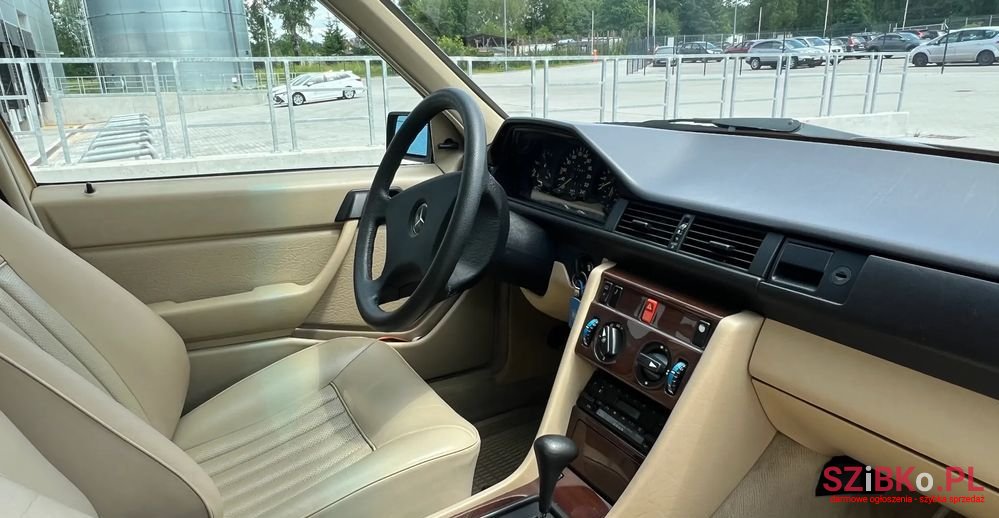 1989' Mercedes-Benz W124 photo #5