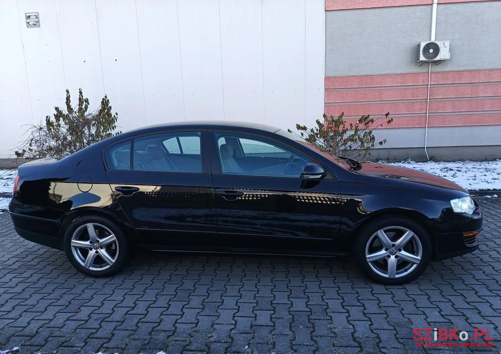 2005' Volkswagen Passat photo #4