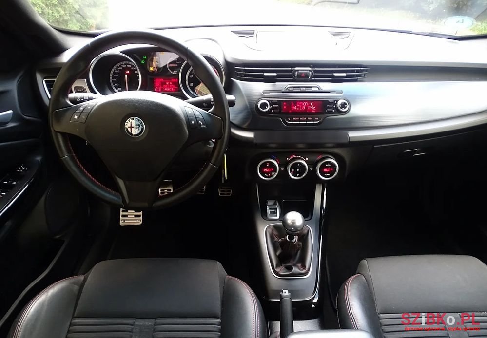 2011' Alfa Romeo Giulietta photo #5