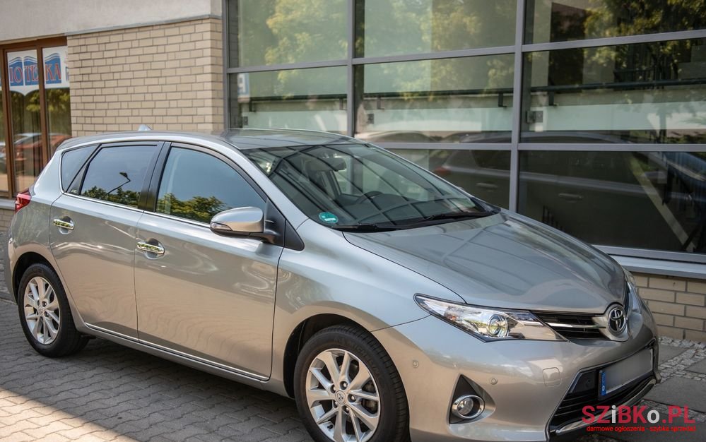 2013' Toyota Auris photo #3