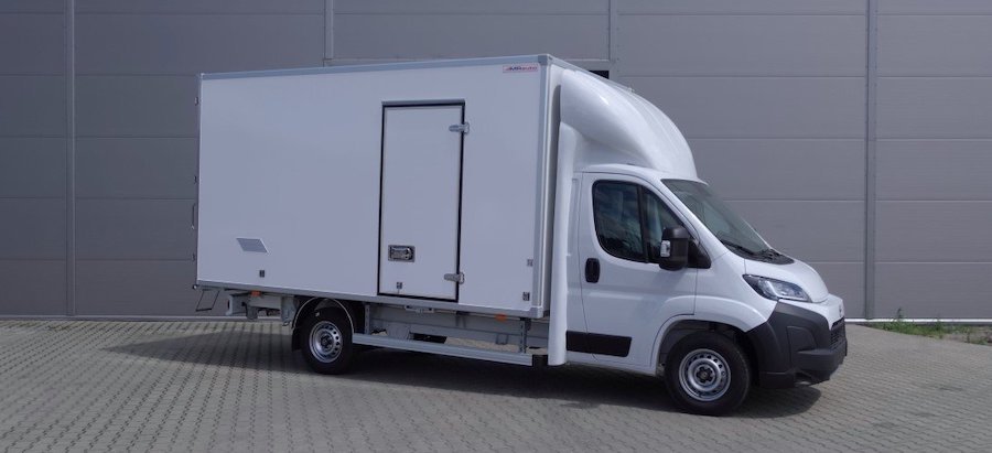 Toyoty Proace Max z zabudową typu kontener. Te dostawczaki mają trzyletnią gwarancję