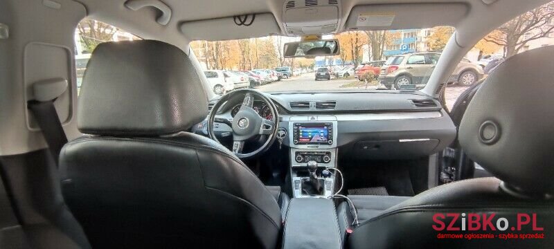 2010' Volkswagen Passat photo #2