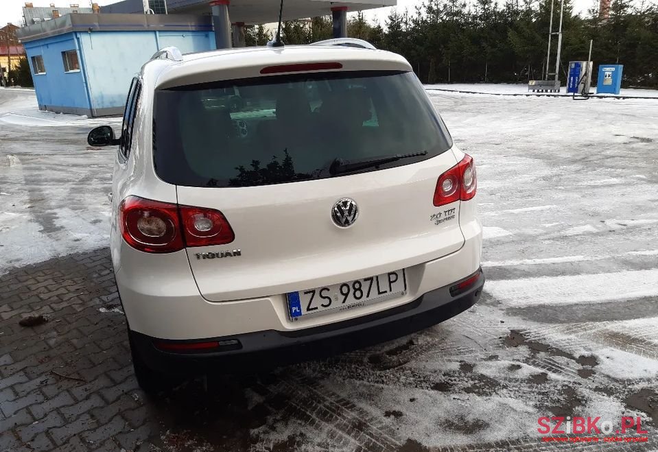 2011' Volkswagen Tiguan photo #5