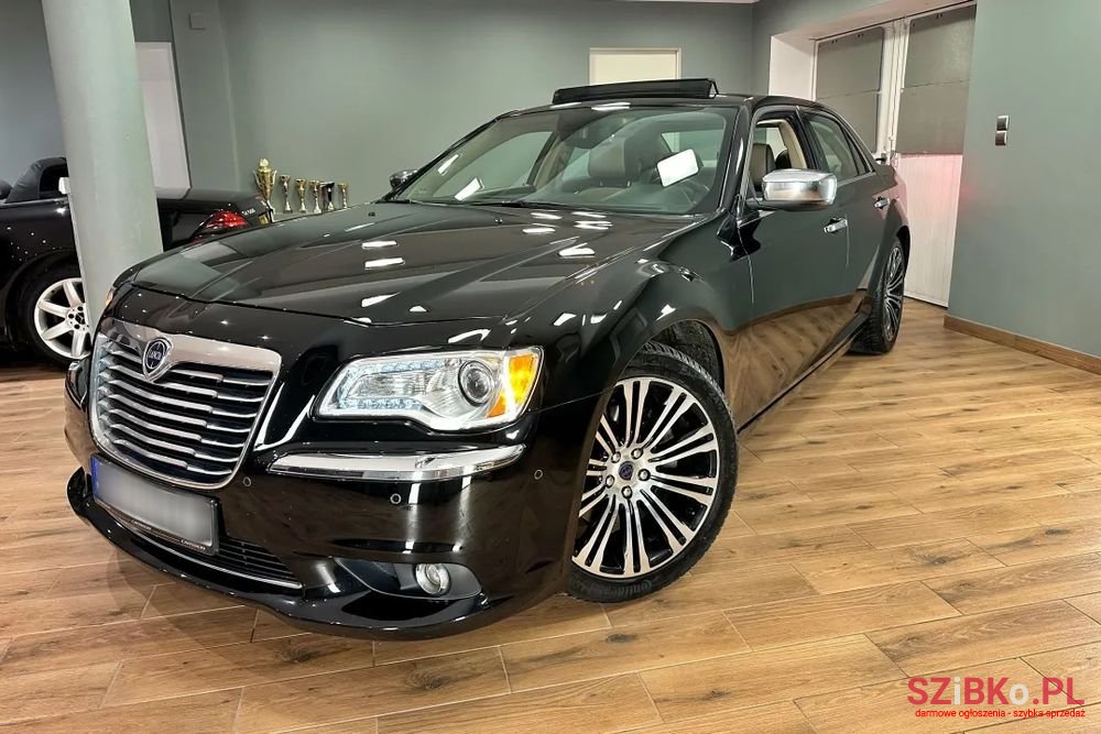 2011' Chrysler 300C photo #3