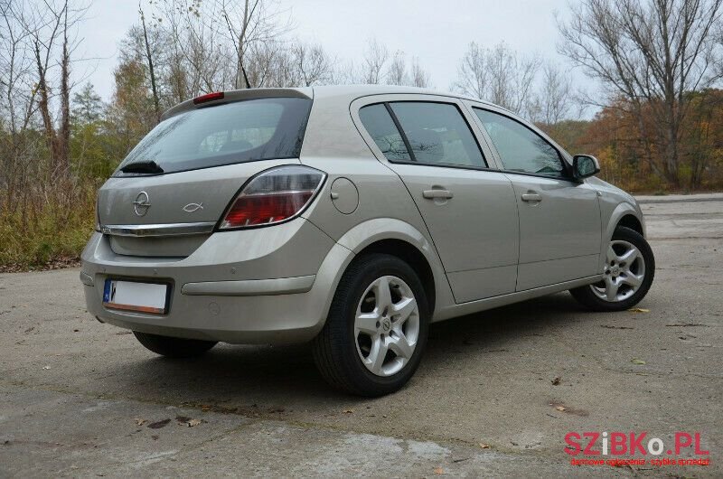 2011' Opel Astra photo #3