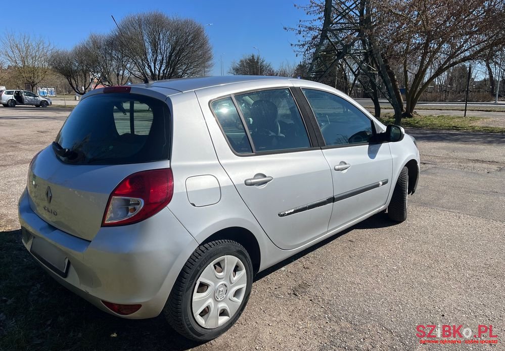 2010' Renault Clio photo #6