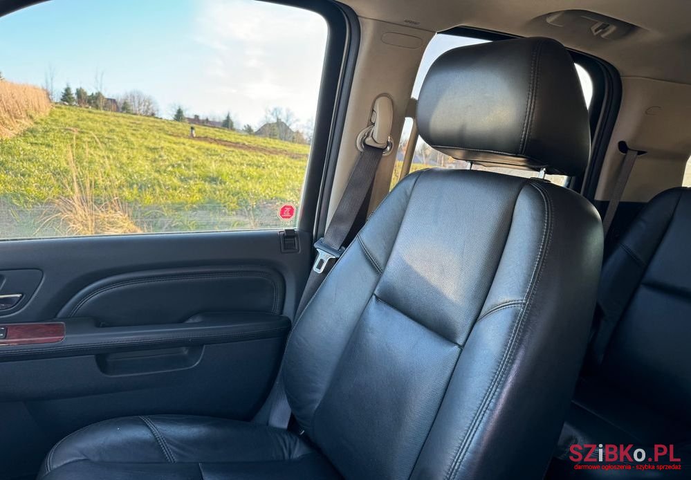 2010' Cadillac Escalade photo #2