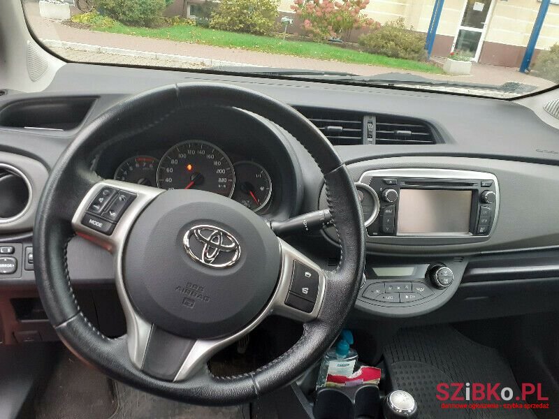 2012' Toyota Yaris photo #3