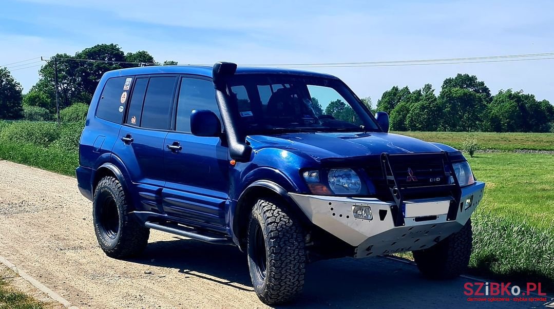 2001' Mitsubishi Pajero photo #1