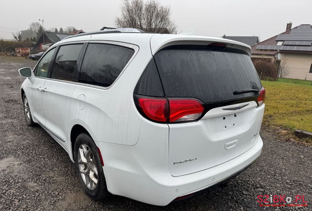 2018' Chrysler Pacifica photo #4