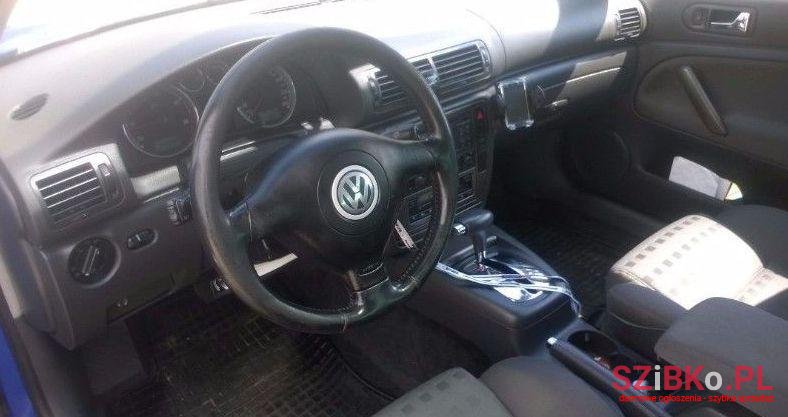 2004' Volkswagen Passat photo #1