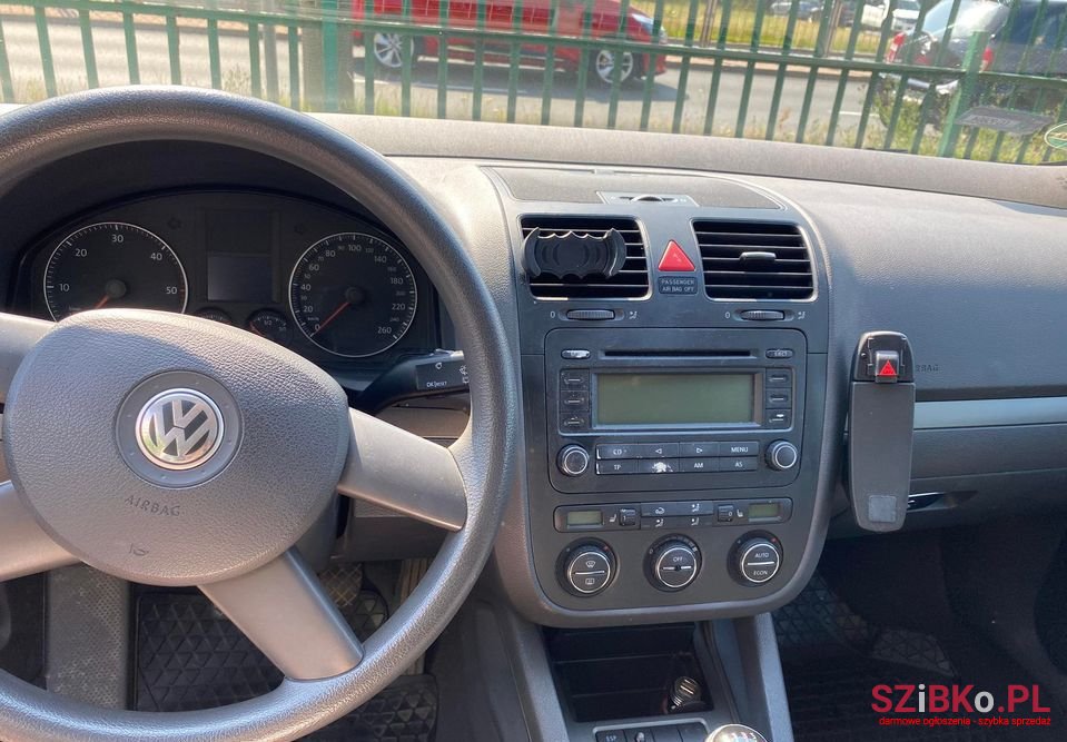 2005' Volkswagen Golf photo #4