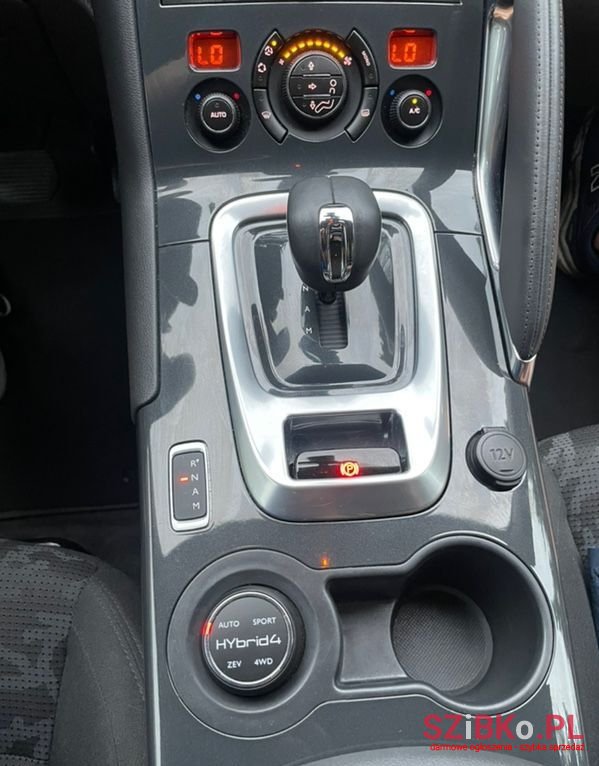 2013' Peugeot 3008 Hybrid4 photo #2