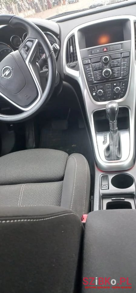 2012' Opel Astra photo #5