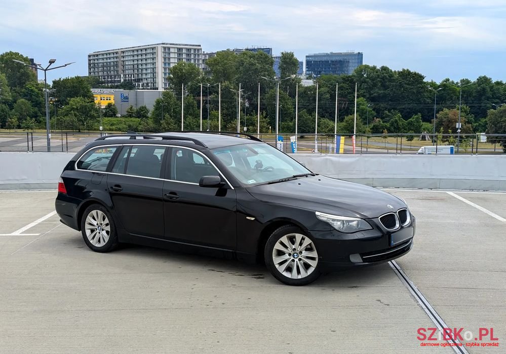 2009' BMW 5 Series 520D Touring photo #1