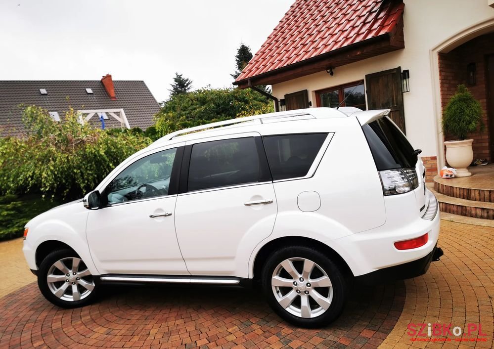 2010' Mitsubishi Outlander photo #3