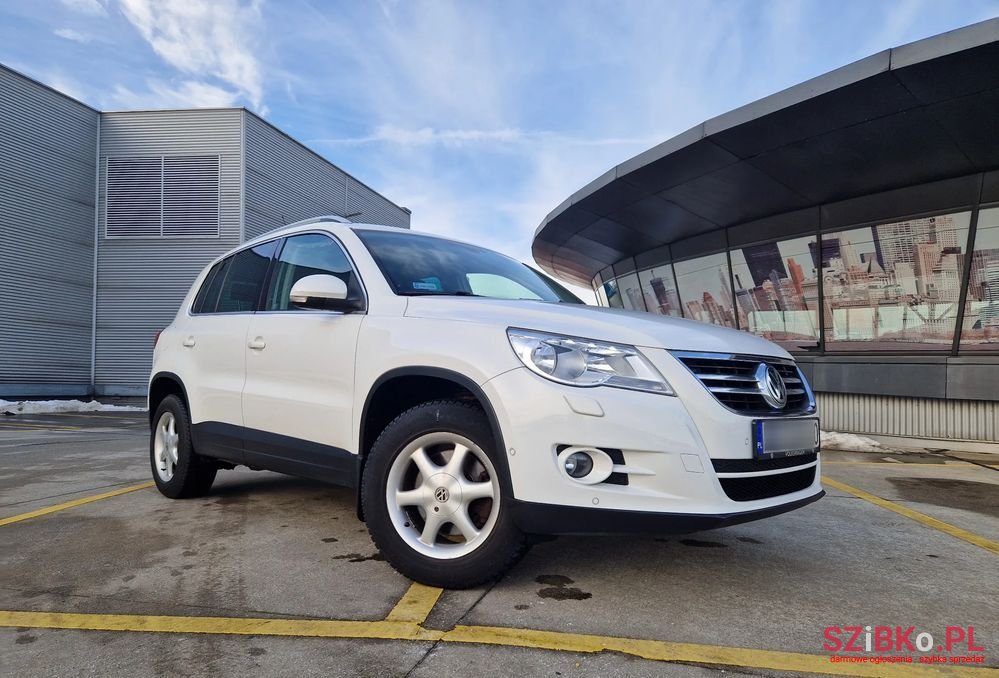 2010' Volkswagen Tiguan photo #2