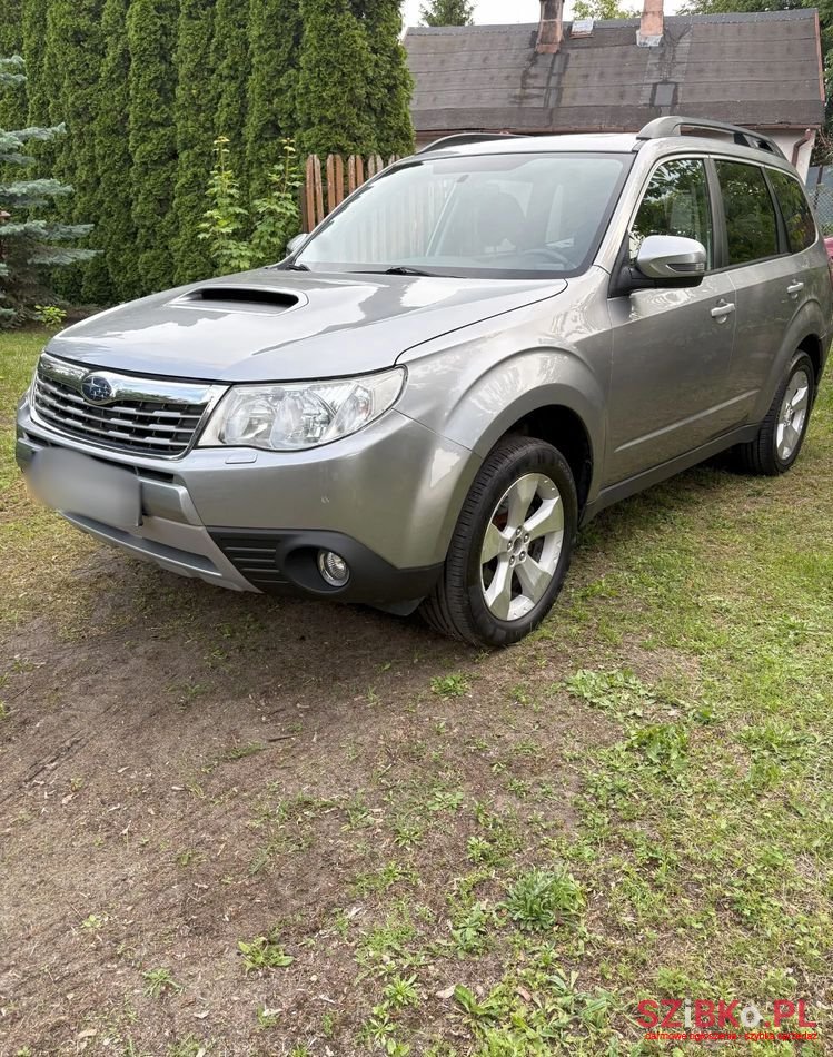 2011' Subaru Forester photo #2