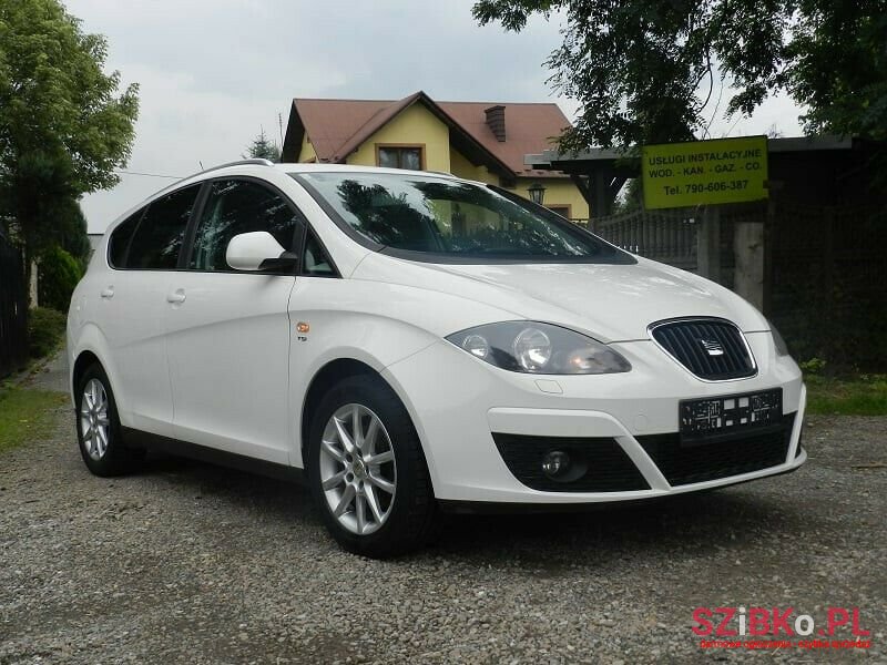 2010' SEAT Altea XL photo #2