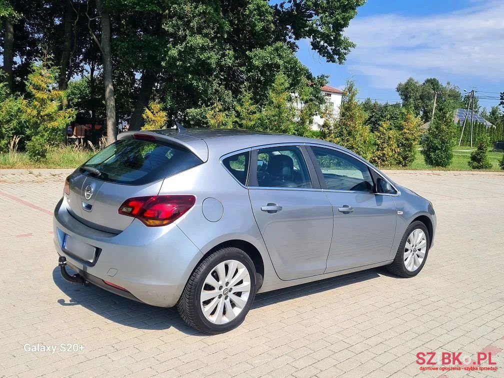 2010' Opel Astra photo #2