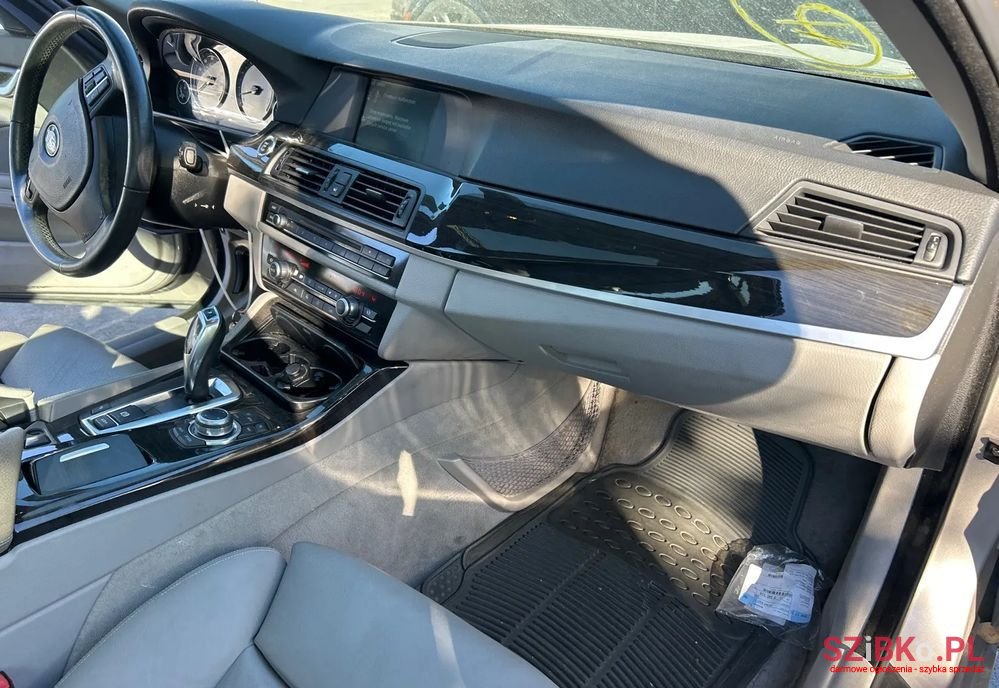 2011' BMW 5 Series photo #4