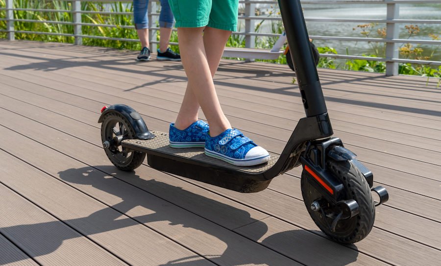 Dzieci na hulajnodze tylko w kasku. Nowa propozycja zmiany przepisów. Nie wszyscy ją popierają