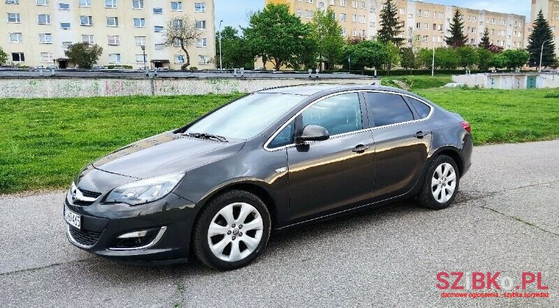 2013' Opel Astra photo #3