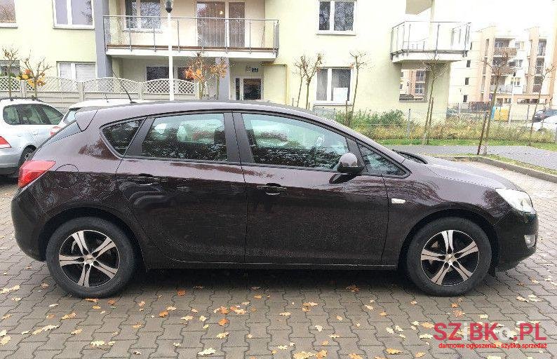 2012' Opel Astra photo #1