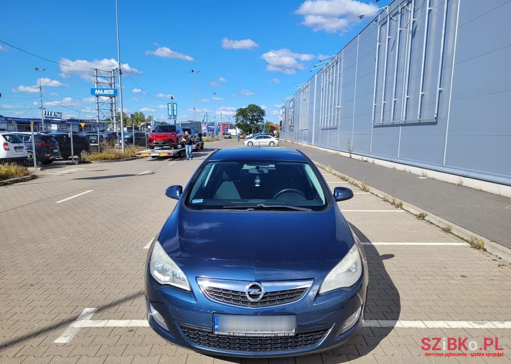 2012' Opel Astra photo #5