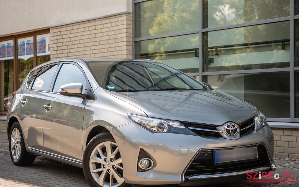 2013' Toyota Auris photo #1